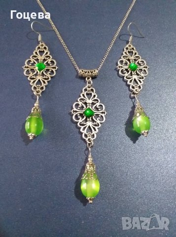Прекрасен комплект бижута със смарагдово зелено с красиви орнаменти с цвят сребро , снимка 1 - Бижутерийни комплекти - 41496580