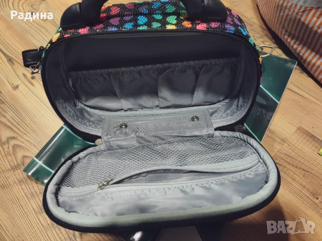 Продавам страхотна твърда шарена чанта с дълга дръжка, снимка 2 - Чанти - 49444972