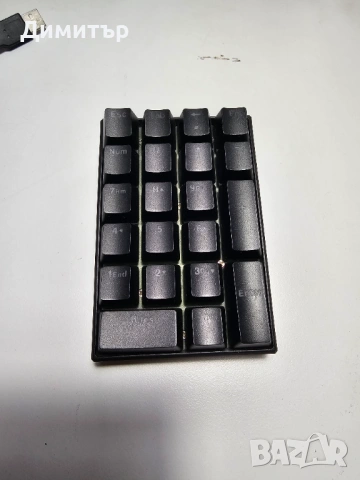 Механичен numpad + мини макро контролер с въртящ се бутон