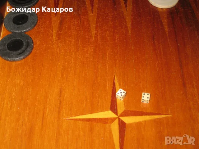 Стара табла с бакелитови пулове и кокалени зарове. Цена 45 евро.Пращам по Еконт., снимка 5 - Шах и табла - 55678877