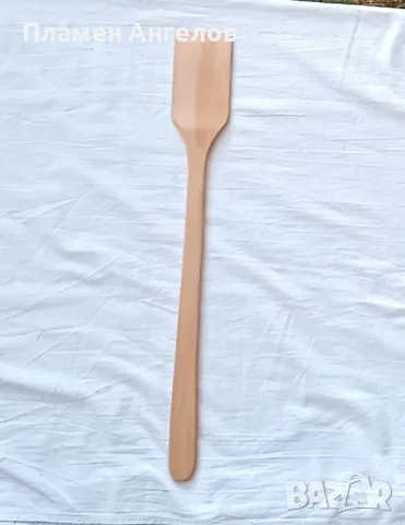 Дълга, дървена бъркалка. 