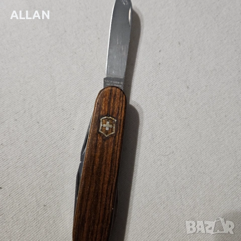 Продавам джобен сгъваем нож Victorinox / Викторинокс с дървени чирени, снимка 3 - Ножове - 53442840