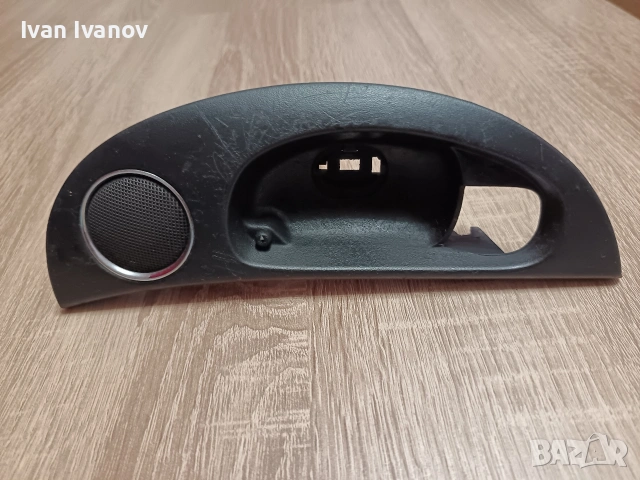Конзола дясна за Алфа Alfa 147 и ГТ GT с пищялка тонколона говорител. 