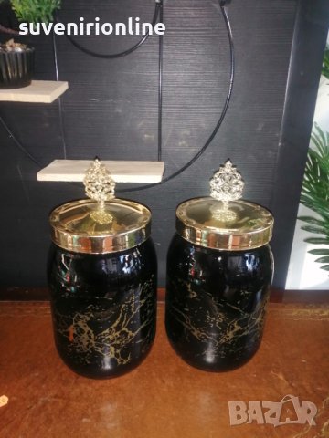Двойка стъклени буркани