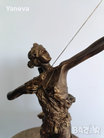Диана , богиня на лова, природата и луната в  поза на ловджийка с лък и стрела. , снимка 2 - Статуетки - 52553361