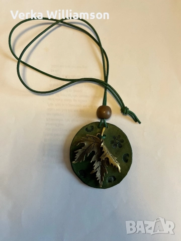 Модел 92. Зелено колие от естествена кожа и метален кленов лист