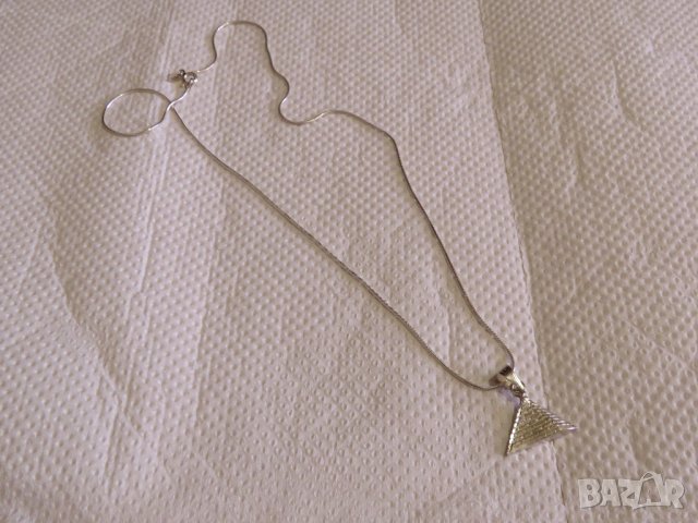 Сребърна пирамида и сребърно синджирче - символът на богатство, изобилие от пари сребро