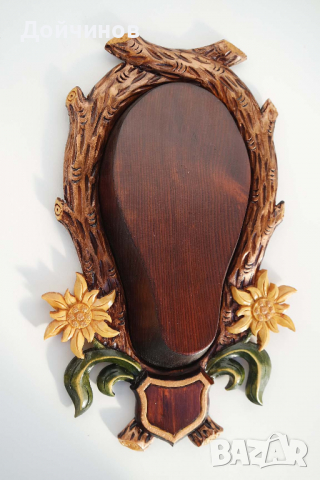 Поставка за ловен трофей на дива коза с еделвайси, дърворезба, снимка 1