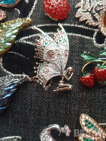 Стилни дамски брошки,нови, снимка 2 - Колиета, медальони, синджири - 36207163