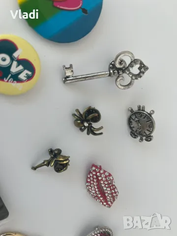Брошки, снимка 3 - Колиета, медальони, синджири - 48274091