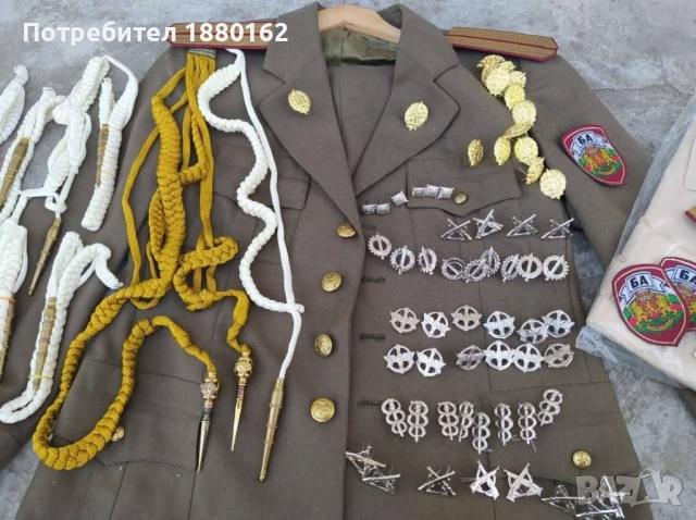 Парадни униформи , снимка 2 - Антикварни и старинни предмети - 52231696