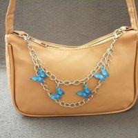 Кожена малка дамска чанта с верижка синджир с висулки пеперуди в син и сребрист цвят , снимка 4 - Чанти - 41772054