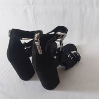 Черни велурени сандали на ток Bershka , снимка 8 - Дамски обувки на ток - 39926843