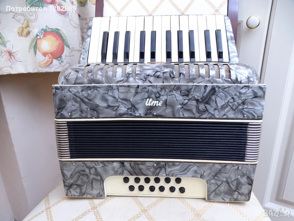Акордеон Велтмайстер 12 баса, снимка 1