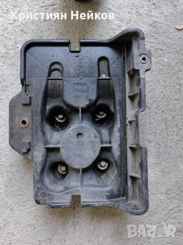 Голф 4 - Акумулатор основа/държач