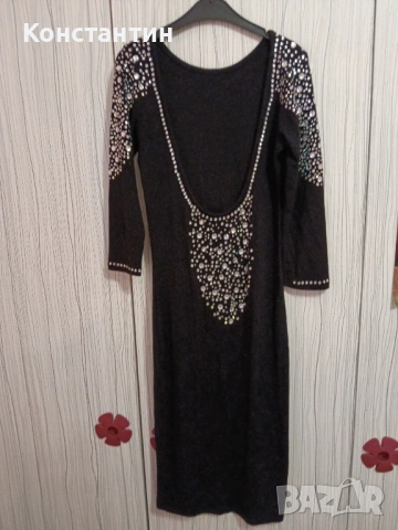 Рокля с гол гръб и камъни