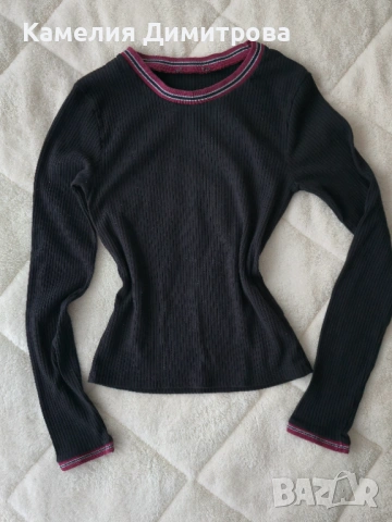 Черна блуза по тялото с контрастен кант