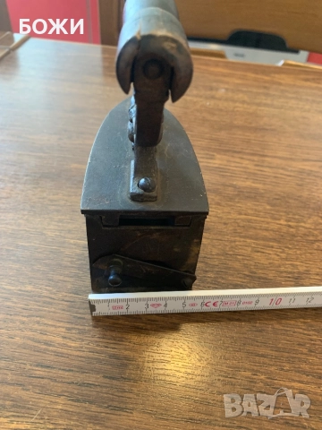 🪔 Антикварна чугунена въгленна ютия с дървена дръжка – Швейцария, снимка 5 - Антикварни и старинни предмети - 51785080