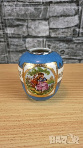 Ваза с романтична сцена