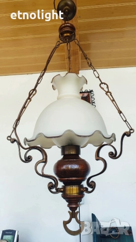 Красив масивен месингов полилей съчетание с дървени елементи и две стъкленици , снимка 3 - Полилеи - 52209294