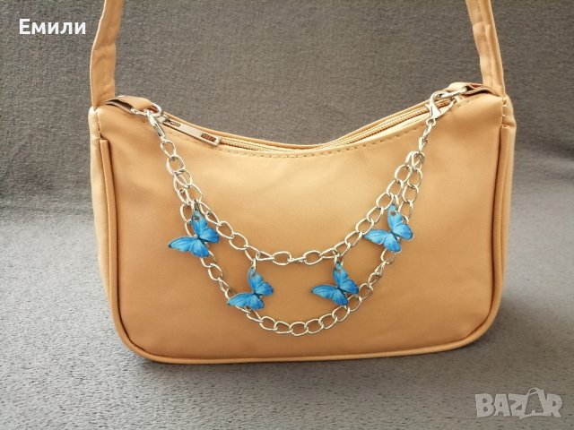 Кожена малка дамска чанта с верижка синджир с висулки пеперуди в син и сребрист цвят , снимка 4 - Чанти - 41772054