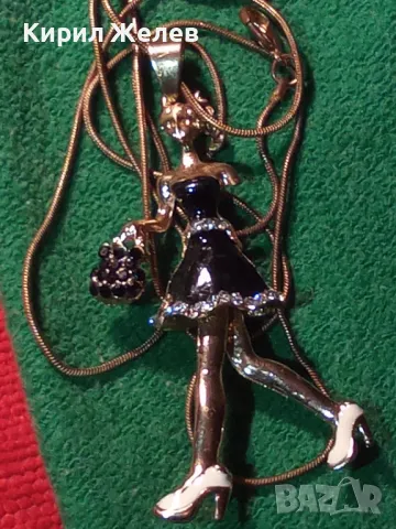 АРИСТОКРАТИЧЕН ШАРМАНТЕН ЗЛАТИСТ ЕМАЙЛИРАН МЕДАЛЬОН Дама с ЧАНТИЧКА НЕЖНО РЕТРО АРТ КОЛИЕ 45676, снимка 15 - Колиета, медальони, синджири - 47045943