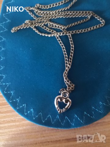 Продавам, малък нежен сребърен, дамски, медальон с синджир , снимка 2 - Колиета, медальони, синджири - 41514938