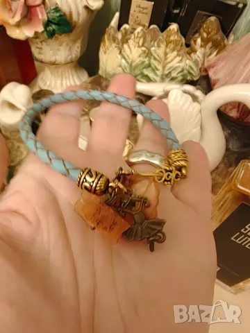 Ръчно изработена гривна с  Хесонит позлата и кожа