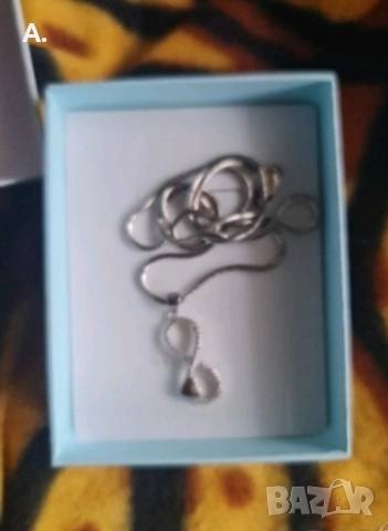Сребърен синджир с символа на безкрайността 