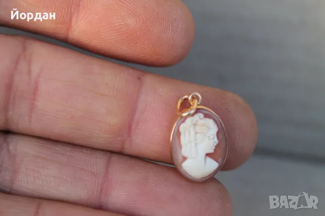 Стара камея със златен обков 18 карата