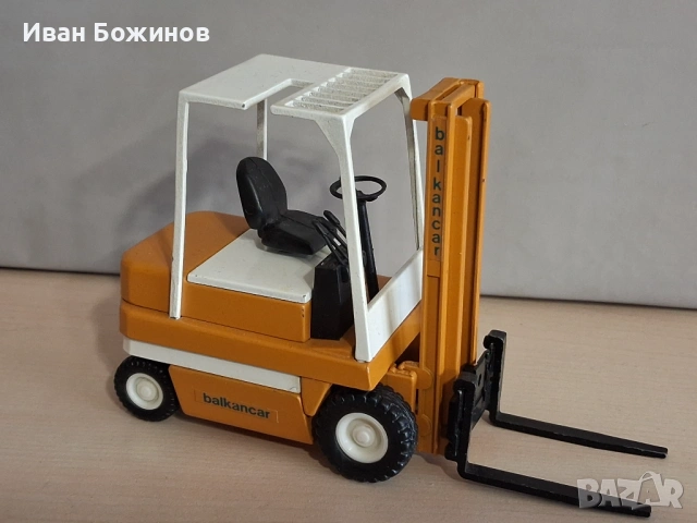 Метален мащабен модел на електрокар, мотокар.