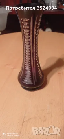 Червена кристална ваза от 70-80 те години на миналия ве.Вазазата е ръчно гравирана.к