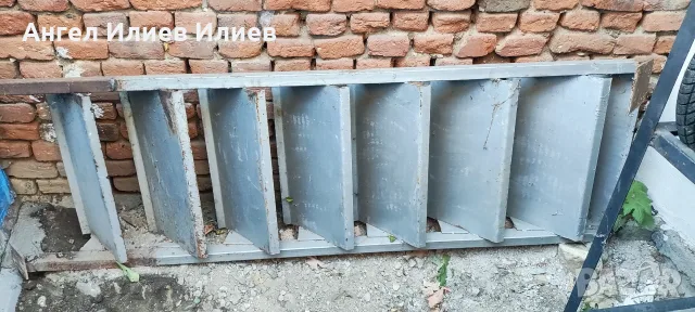Продавам метална масивна стълба 