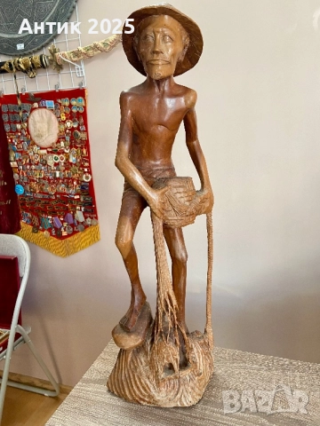 Винтидж резбована скулптура от тиково дърво — рибар с мрежа