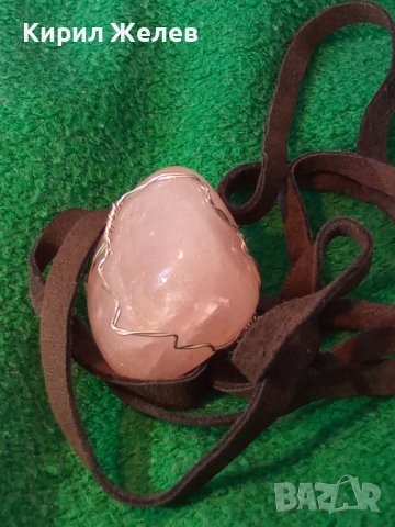 КРАСИВ ВИНТИДЖ - АРТ МЕДАЛЬОН НАТУРАЛЕН КАМЪК РОЗОВ ПЛАНИНСКИ КВАРЦ КРИСТАЛ с ШНУРЧЕ от ВЕЛУР 13712, снимка 11 - Колиета, медальони, синджири - 41483690