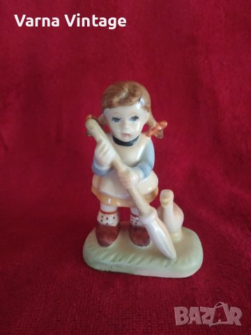 Порцеланова фигура Момиче с метла и гъска., снимка 2 - Антикварни и старинни предмети - 40975426