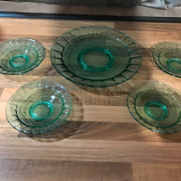 Зелена голяма чиния с 4 БР чинийки, снимка 1 - Чинии - 44557585