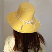 Красива дамска шапка с панделка в модерни нежни цветове, снимка 1 - Шапки - 44823884
