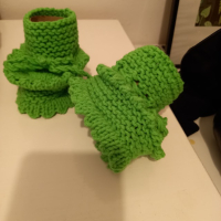 Ръчно плетени бебешки терлички от акрил, снимка 3 - Бебешки чорапи - 41931527