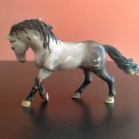 Колекционерска фигурка Schleich Кон Andalusian Stallion Grey Horse 2005 13607 , снимка 2 - Колекции - 42380636