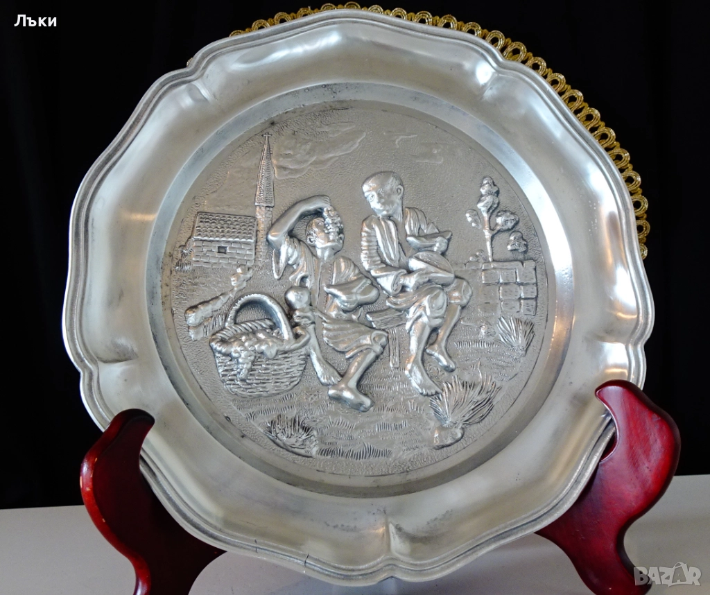 Калаена чиния с картина Ядящи грозде и пъпеш,Мурильо. , снимка 1