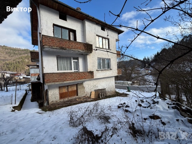 Продава се масивна къща с двор и гаражи – с. Смилян гр. Смолян, снимка 6 - Къщи - 53208774