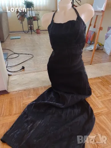 Черна дълга лъскава официална рокля с дълга цепка отзад 