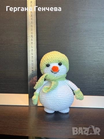 Ръчно изработен плетен снежен човек – идеален подарък! , снимка 5 - Кукли - 52558050