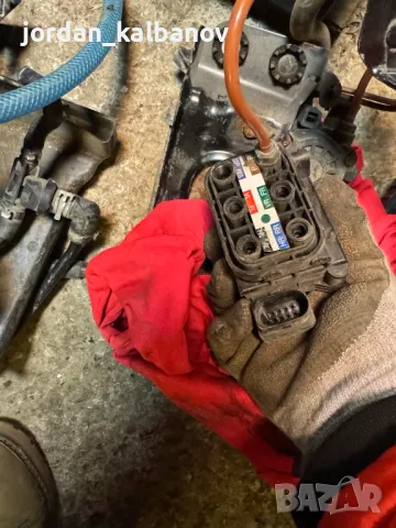 Клапан разпределител въздушно окачване на Ауди Audi A8 D4 H4 само за 130лв. 4H0616013, снимка 2 - Части - 49288748