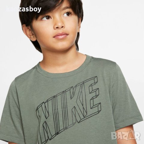Nike - страхотна юношеска тениска 
