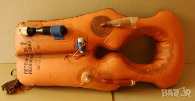 НОВ К-т Руска Военна Авиационна Спасителна ЖИЛЕТКА Пилотска СССР Надуваща с Патрон Маяк Лампа БАРТЕР, снимка 5 - Антикварни и старинни предмети - 49377684
