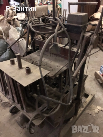 Преса за бетонови комини 