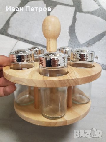 Бурканчета на дървена поставка