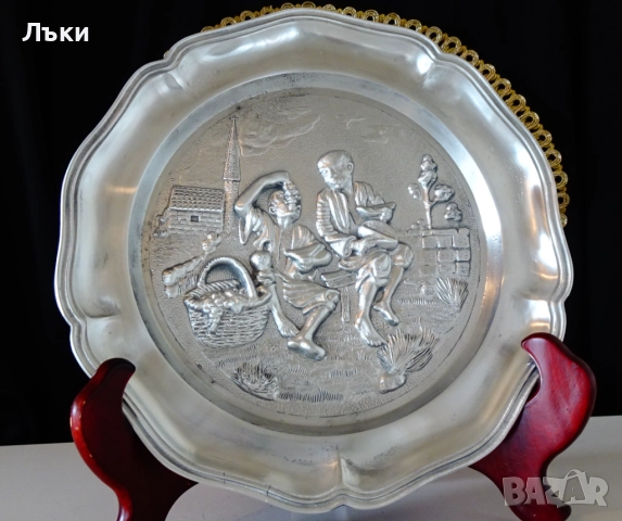 Калаена чиния с картина Ядящи грозде и пъпеш,Мурильо. 